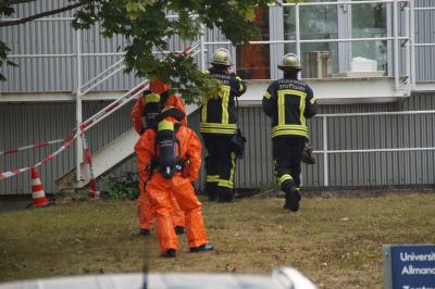 Chemikalien an Universitaet in Stuttgart-Vaihingen umgekippt - Feuerwehr im Einsatz